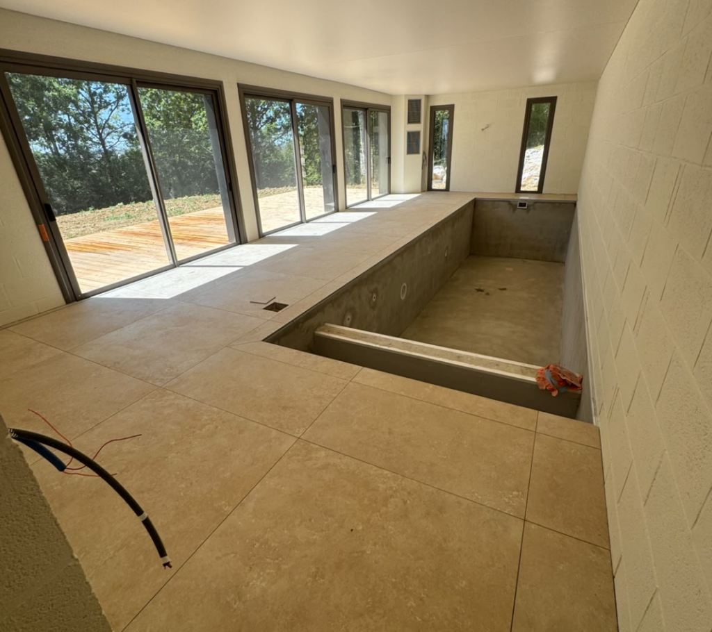 Carreleur en Sarthe : pose de carrelage de piscine