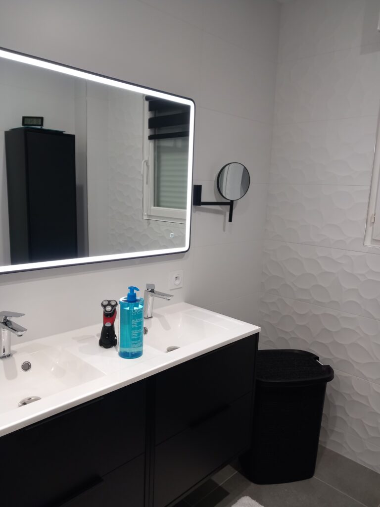 Salle de bain rénovée avec faïence blanche en relief par Mellier Carrelage