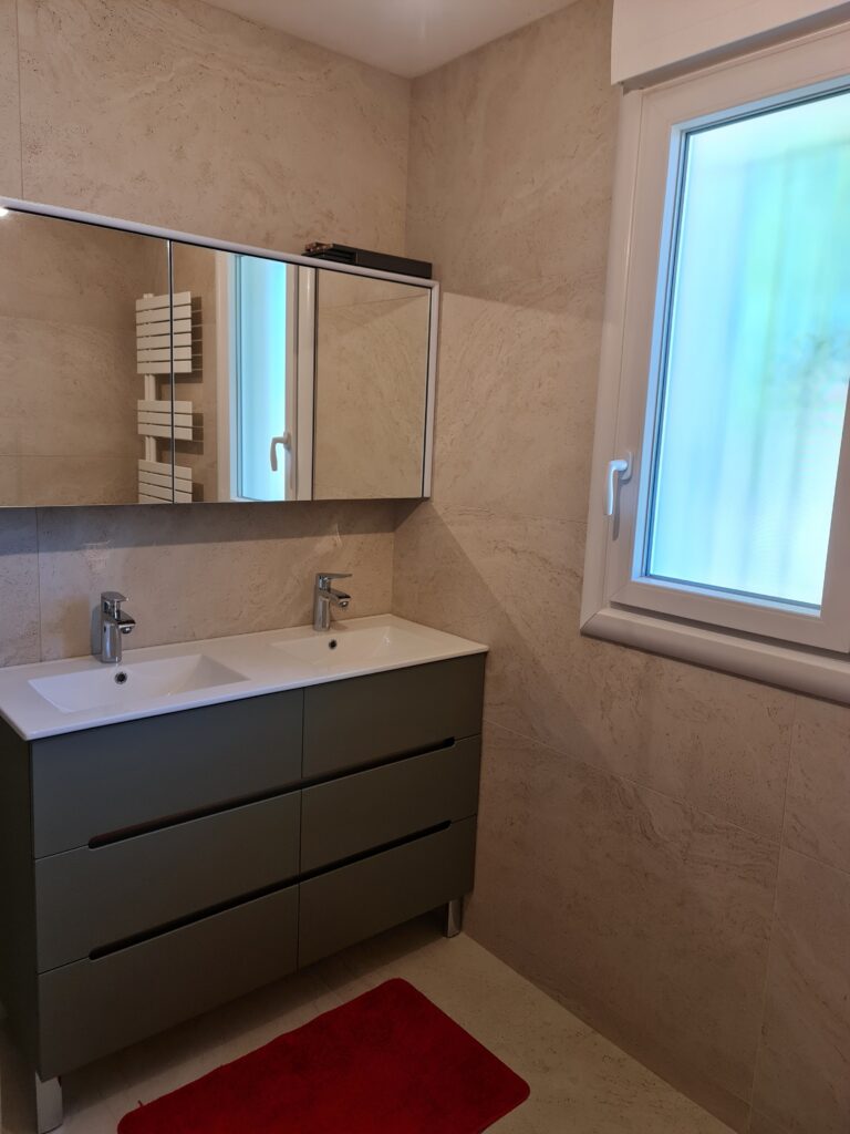 Salle de bain avant la rénovation du carrelage en Sarthe